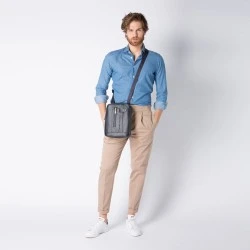 Urban Чантичка за през рамо с отделение за iPad®10,5"/iPad 9,7" сиво/черно